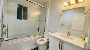 Ένα μπάνιο στο Cozoro 3 BEDROOMS Centre Vancouver +42 φωτογραφίες