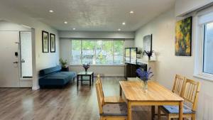 a living room with a table and a blue couch at Cozoro 3 BEDROOMS Centre Vancouver in Vancouver