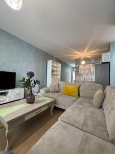 都拉斯Villa DOLCE VITA Lalzi Bay - Beach House的客厅里有一张沙发和一张桌子。 更多27张照片