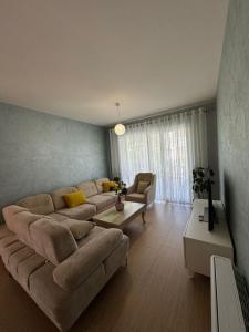 都拉斯Villa DOLCE VITA Lalzi Bay - Beach House的客厅里有一张沙发和一张桌子。