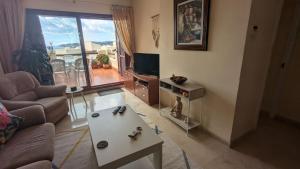 TV a/nebo společenská místnost v ubytování Casares Costa, Vista Bahia,2 bedroom bathroom