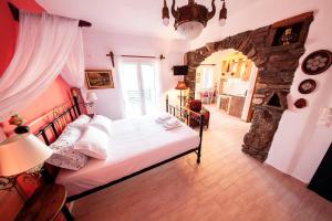 um quarto com uma cama e uma parede de pedra em Castria studios em Kionia