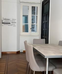 a dining room with a table and white chairs at A metros de todo - Moderno. Hasta 7 pax. #26 in Buenos Aires