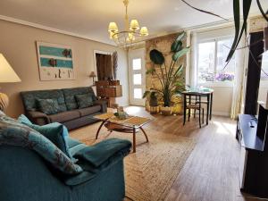 a living room with a couch and a table at Villa Playa Baiona in Baiona
