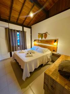a bedroom with a large bed in a room at Pousada das Hortênsias in São Bonifácio