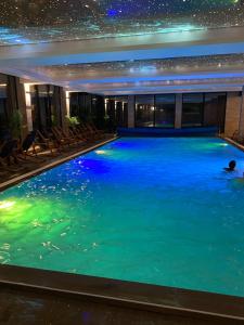 una piscina in un hotel di notte di NLux Nest a Kopaonik