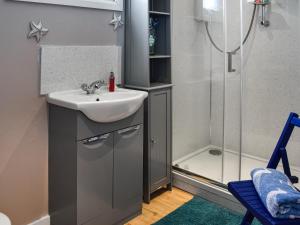 a bathroom with a sink and a shower at Seaglass Chalet - Uk47636 in Mundesley +6 photos