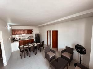 une cuisine et une salle à manger avec une table et des chaises dans l'établissement Madili del Mar II, à Santiago