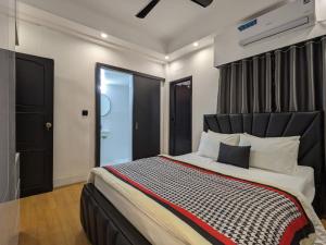 Minimalist Apt at DAC Intl Airport Msg to Avail Special Offer for Flight Catcher客房内的一张或多张床位