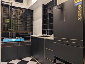 达卡Minimalist Apt at DAC Intl Airport Msg to Avail Special Offer for Flight Catcher的厨房设有黑白瓷砖墙壁和水槽
