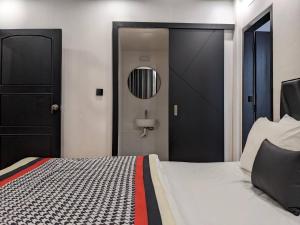 Minimalist Apt at DAC Intl Airport Msg to Avail Special Offer for Flight Catcher客房内的一张或多张床位