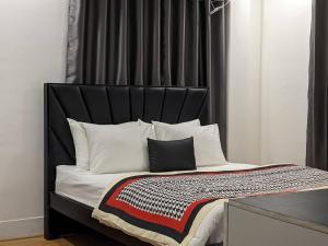 Minimalist Apt at DAC Intl Airport Msg to Avail Special Offer for Flight Catcher客房内的一张或多张床位