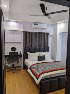 Minimalist Apt at DAC Intl Airport Msg to Avail Special Offer for Flight Catcher客房内的一张或多张床位