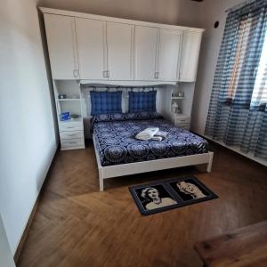 una camera da letto con un letto e un quadro sul pavimento di Casa L'ulivo Burgio Nature view a Burgio