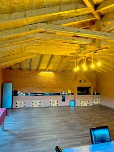 ルカルにあるAlpin Chaletの大きな木製の天井と椅子のある広い部屋 +12枚の写真