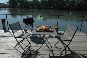 - une table avec un plateau de nourriture assise sur un quai dans l'établissement Péniche Espoir bulle, à Avignon