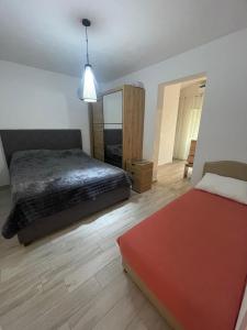 Ένα ή περισσότερα κρεβάτια σε δωμάτιο στο Asijaapartmani