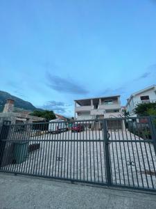 Το κτήριο όπου στεγάζεται  το διαμέρισμα