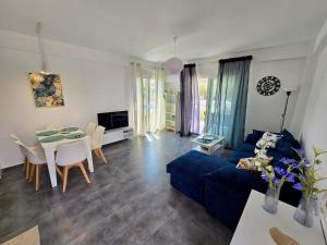 a living room with a blue couch and a table at Elenidanaib in Ofrínion