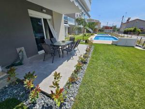 a backyard with a table and chairs and a pool at Elenidanaib in Ofrínion