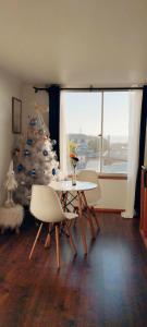 エル・タボにあるTiny House Luogo Di Riposoのダイニングルーム(クリスマスツリー、テーブル、椅子付) +16枚の写真