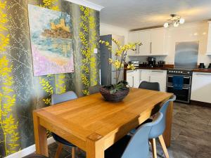 Dapur atau dapur kecil di Bay View Cottage +36 gambar