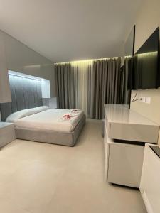 A bed or beds in a room at Elegant Flat x3 w Parking!