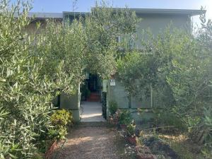 an entrance to a house with trees around it at Case vacanze Efisio e Vilma in Santa Giusta
