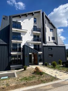 El edificio en el que está el departamento