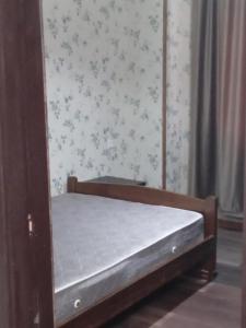 Un ou plusieurs lits dans un hébergement de l'établissement A cozy corner im Saburtalo 3