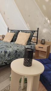 Saint-MesminLogement atypique的一间卧室配有一张床和一张带桌子的白色桌子