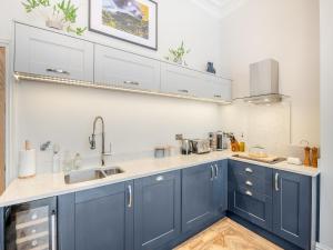Una cocina o cocineta en Derwent House Apartments - Harwood - Uk46786