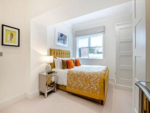 Una cama o camas en una habitación de Derwent House Apartments - Harwood - Uk46786