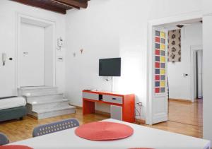 ナポリにあるAppartamento Casa Toledoのリビングルーム(テーブル、テレビ付)
