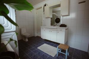 Bilik mandi di Beach apartment with unique view +38 gambar