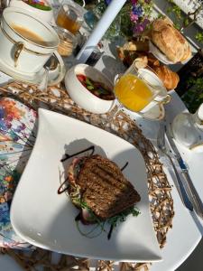 un plato blanco con un trozo de comida en una mesa en L'Inattendue - Chambre Cosy à 150m de la plage, en La Bernerie-en-Retz