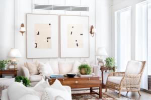 Una sala de estar con un sofá blanco y sillas. en Casa del Lago, en La Romana
