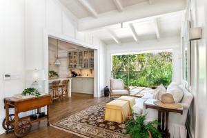 una sala de estar con un sofá y una mesa en Casa del Lago, en La Romana