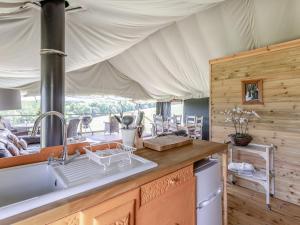 Η κουζίνα ή μικρή κουζίνα στο Safari Tent One - Uk44404