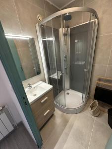 een badkamer met douche en wastafel bij Neuf lumineux et agréable en rdc avec terrasse - 33 in Dax