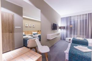 Posteľ alebo postele v izbe v ubytovaní Hotel Falcon + 33 fotografií