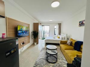 RuakaにあるModern Studio at the Loftel by Nyvin Homesのソファとテレビのあるリビングルーム