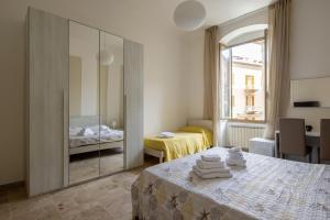 ラ・スペツィアにあるBlu sea Roomのベッドルーム1室(鏡、テーブル、タオル付)