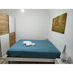 1 dormitorio con 1 cama con colchón azul en Ocean's Holiday House, en Terrasini 7 fotos más