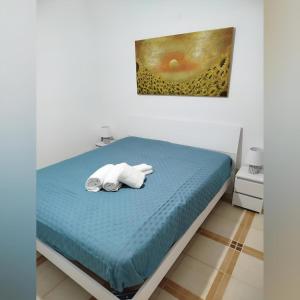 a bedroom with a bed with towels on it at Ocean's Holiday House in Terrasini +9 photos