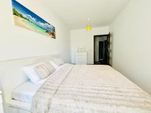 una camera bianca con un grande letto bianco di Bronowice Residence Blue - Homey Apartment with Garden and Parking a Cracovia