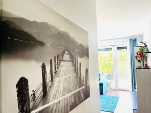 un dipinto di un molo su un muro di Bronowice Residence Blue - Homey Apartment with Garden and Parking a Cracovia Altre 17 foto