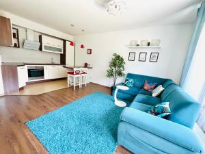 un soggiorno con divano blu e tappeto blu di Bronowice Residence Blue - Homey Apartment with Garden and Parking a Cracovia