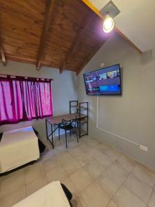 TV a/nebo společenská místnost v ubytování Valentyna Apart ,6