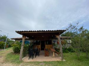 een prieel met stoelen en tafels voor een huis bij La Puerta de Malacatiupan in Atiquizaya
